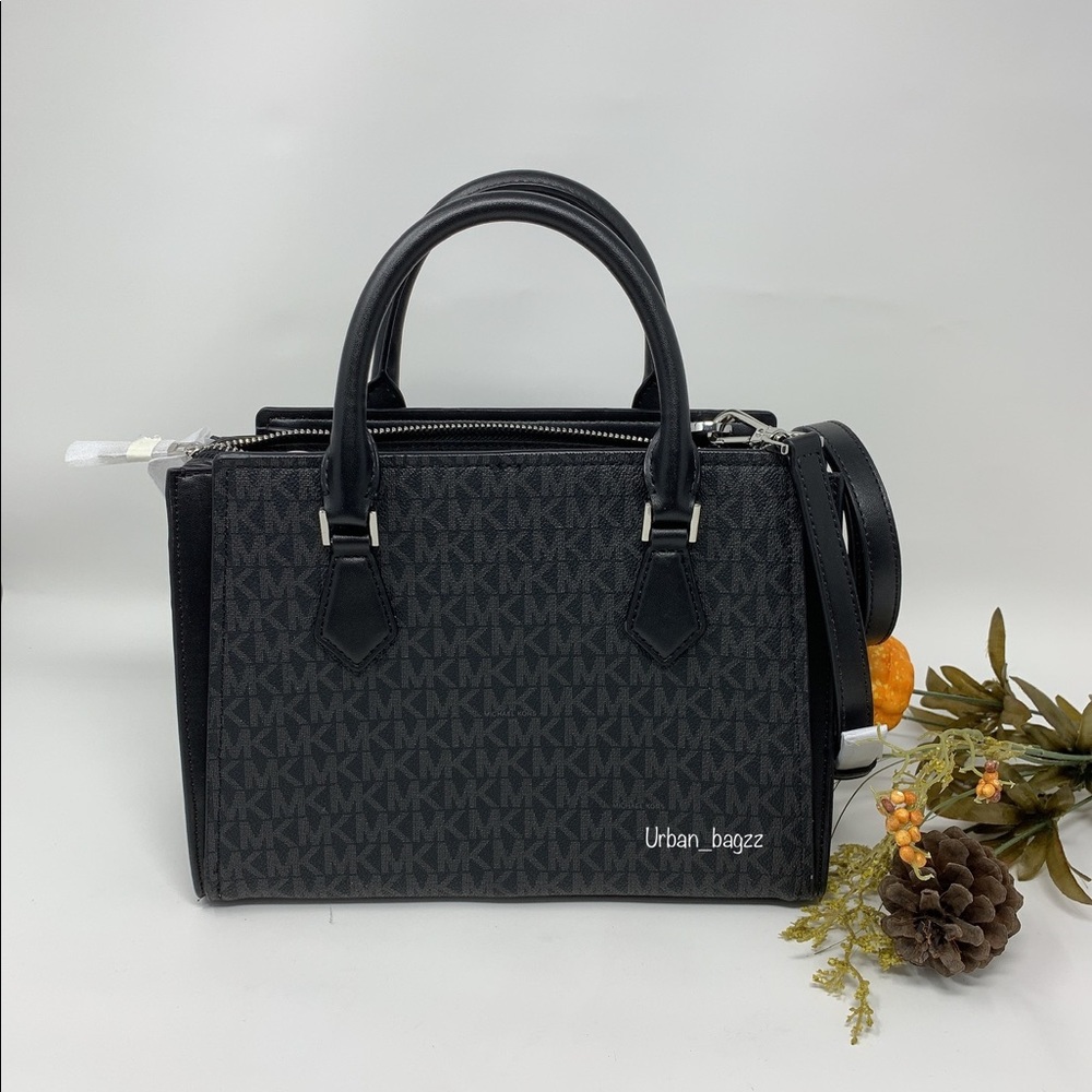 Michael Kors Hope Medium Messenger - Picture 5 of 9